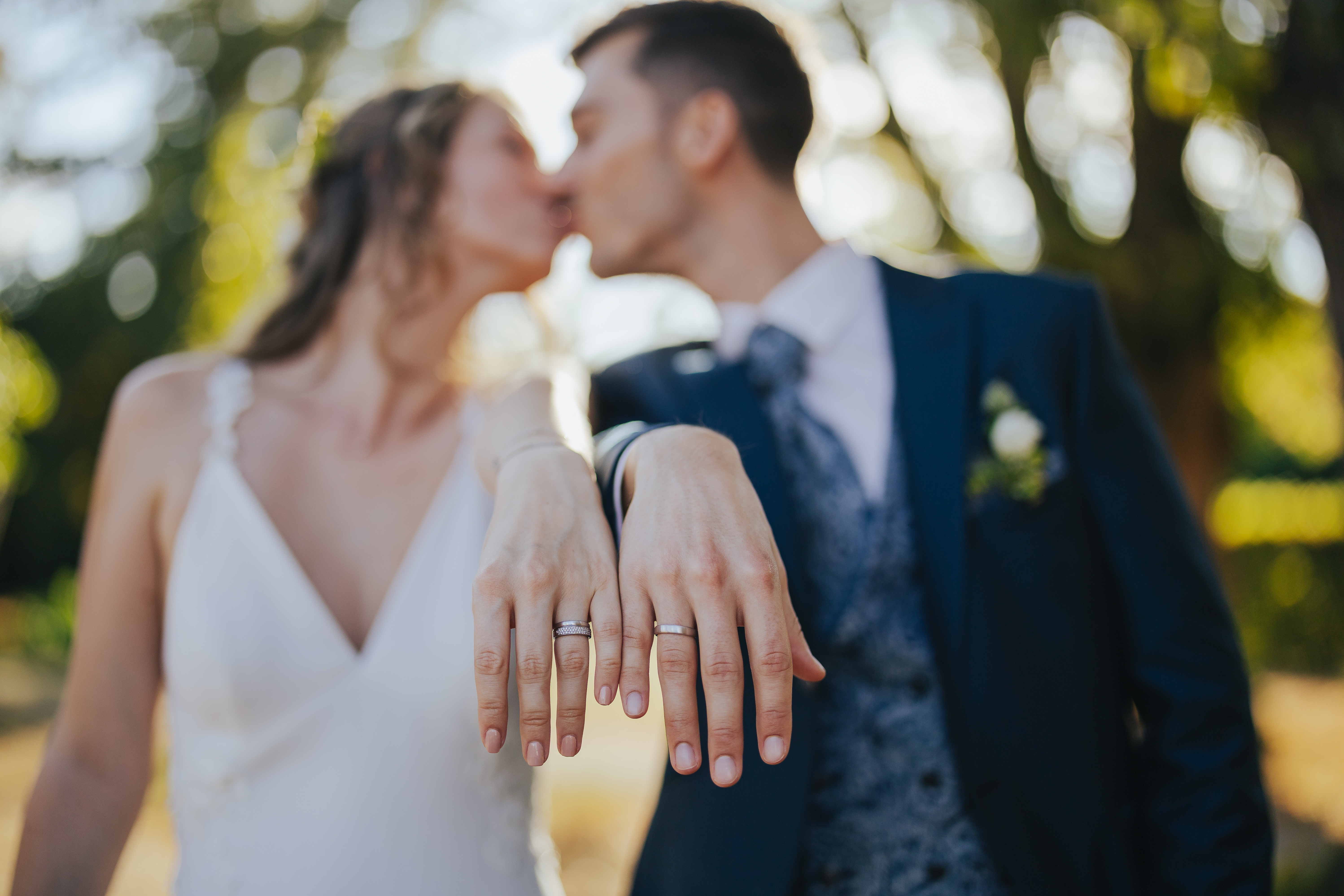 Brautpaar küssend bei Fotoshooting