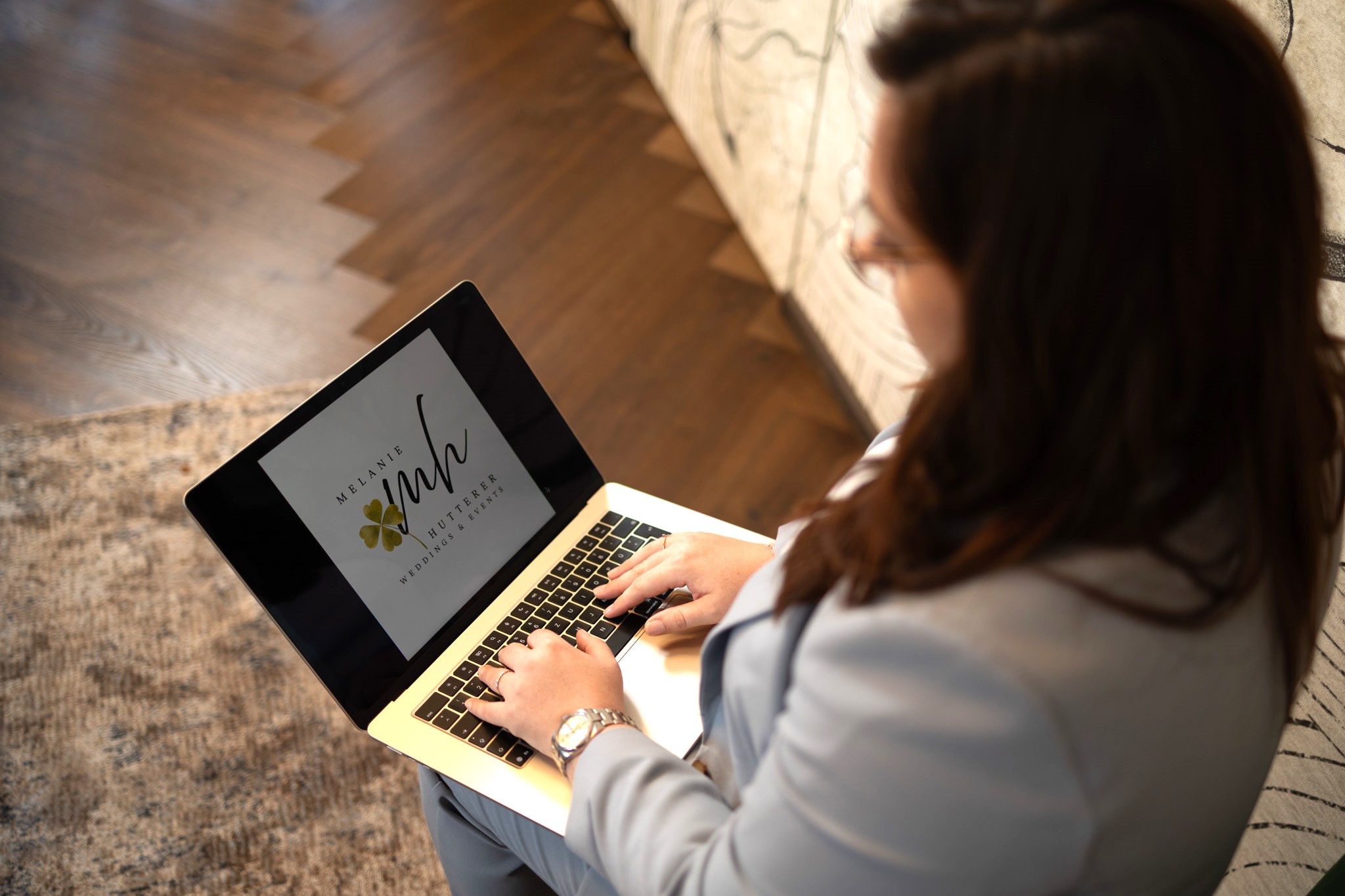 Melanie Hutterer Weddings & Events Logo am Laptop