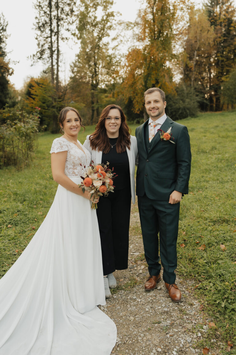 Melanie Hutterer mit glücklichem Brautpaar - Hochzeitsplanung