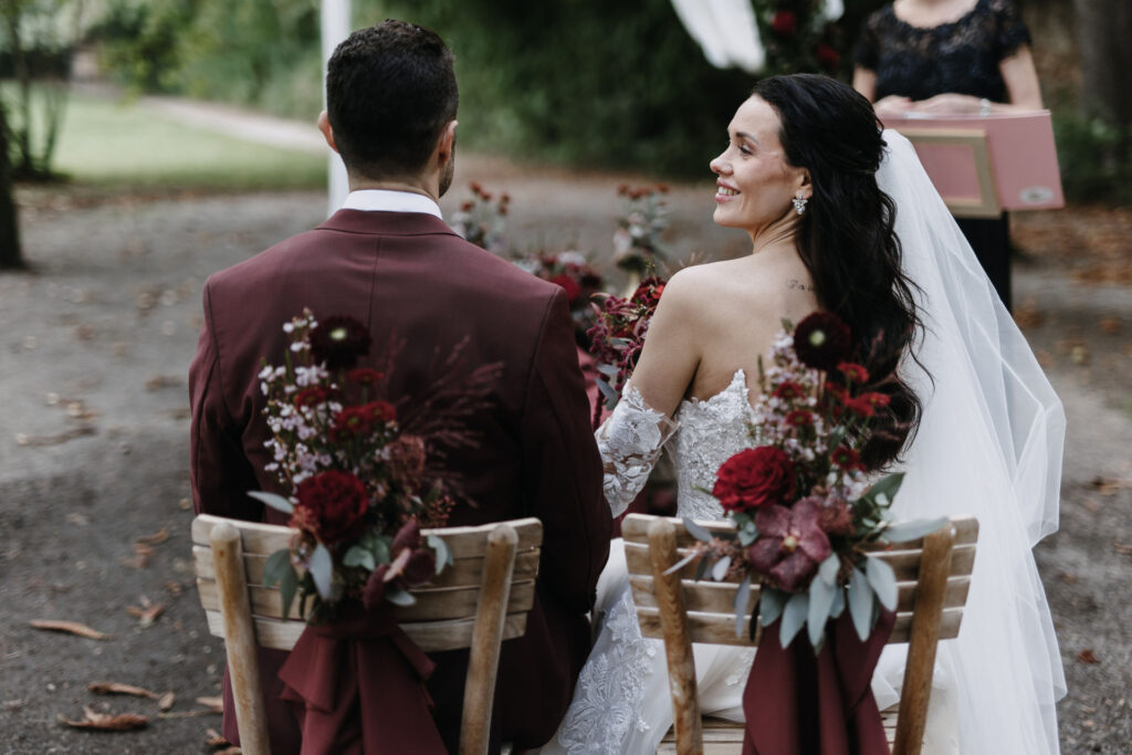 Glückliches Brautpaar bei der Trauung im Schloss Mühlbach