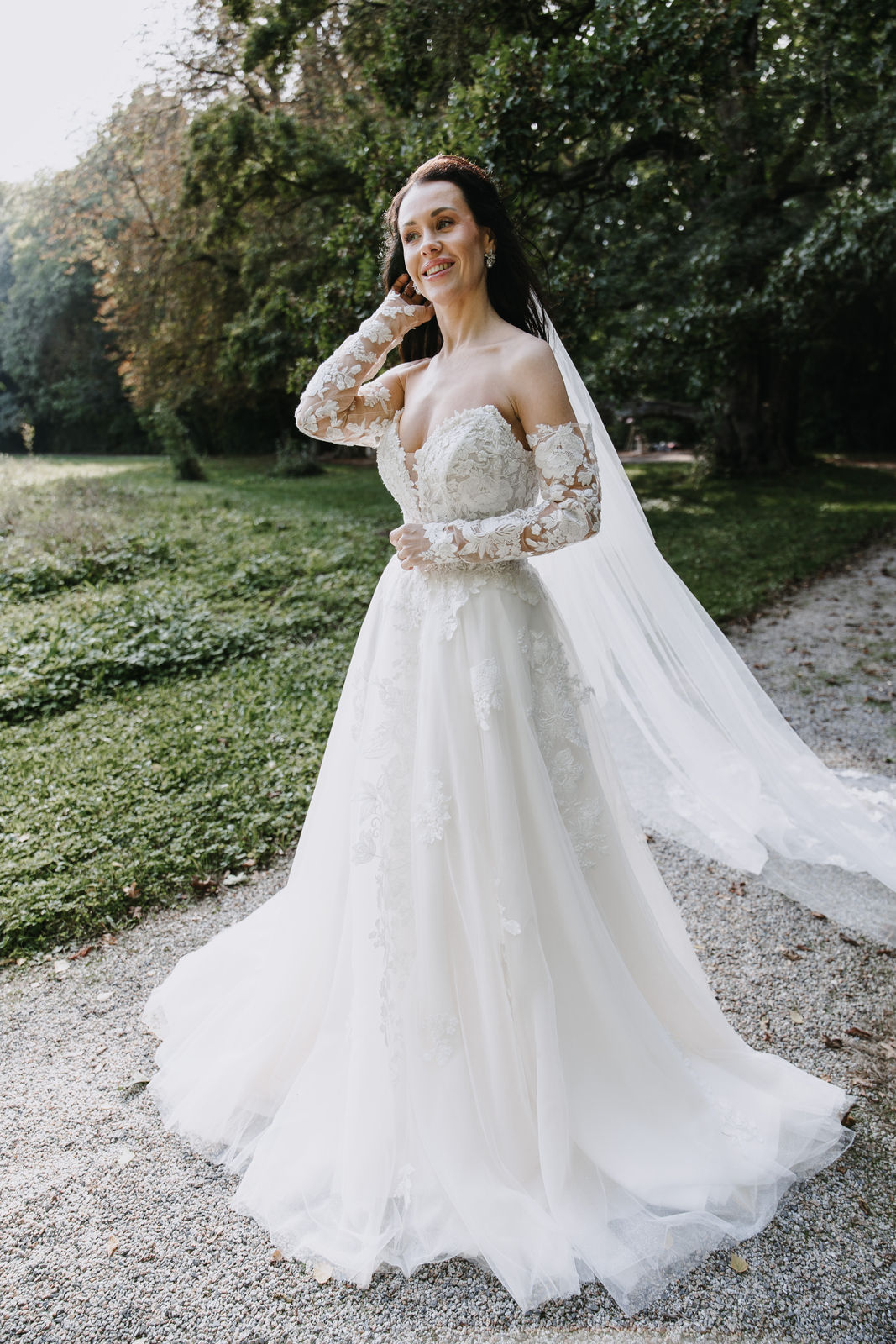 Braut im romantischen Brautkleid mit Spitze und A-Linie