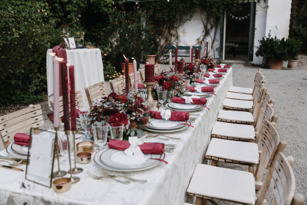 festlich gedeckte Hochzeitstafel von Melanie Hutterer Weddings & Events