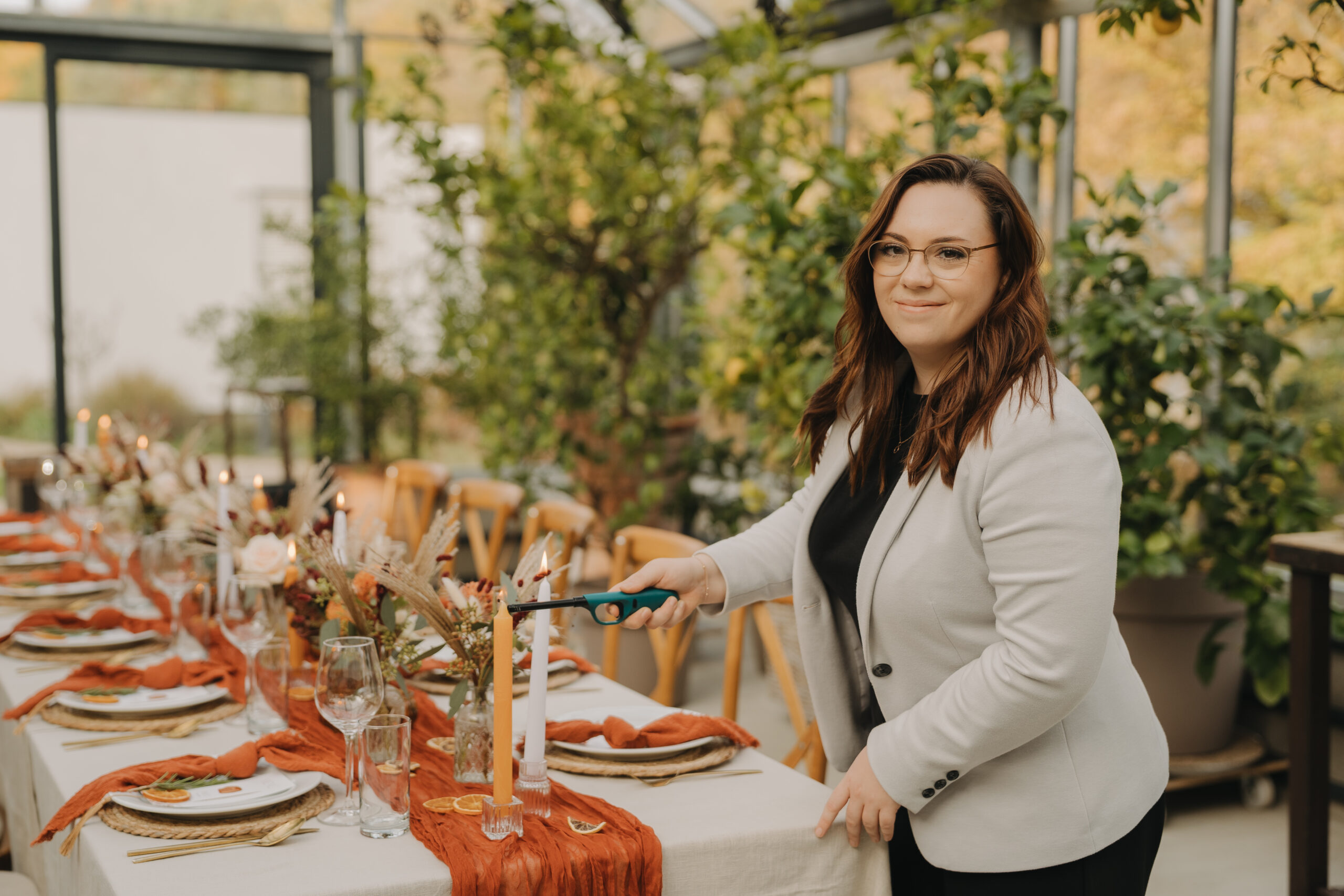 Melanie Hutterer von Melanie Hutterer Weddings & Events beim dekorieren einer Hochzeitstafel